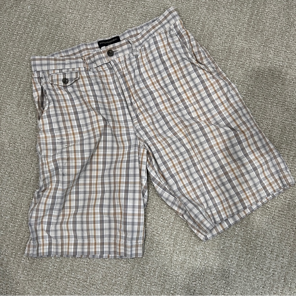 Banana Republic men’s casual khaki grey plaid shorts